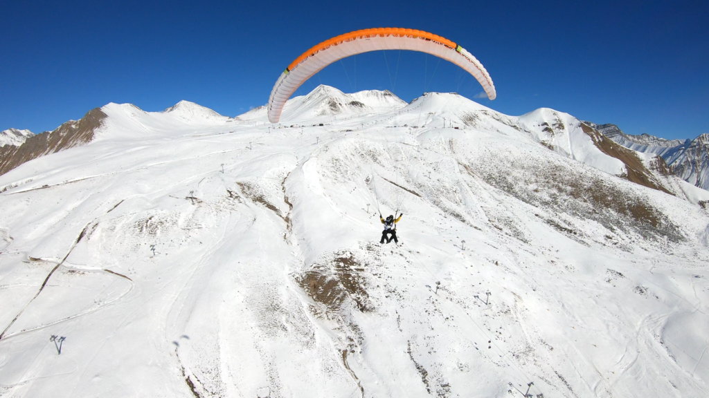 Полет на параплане в горах Гудаури