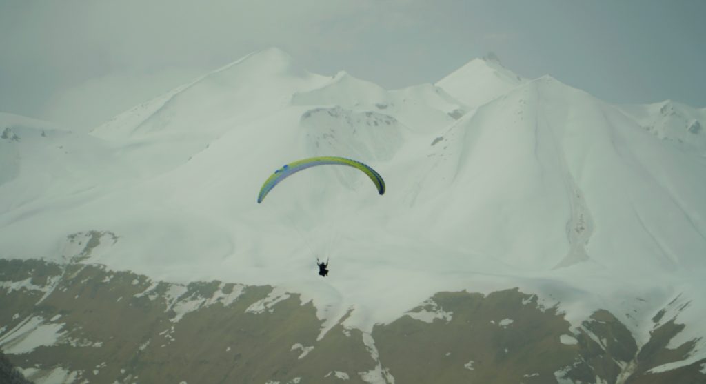 Inexpensive paragliding flight in Gudauri